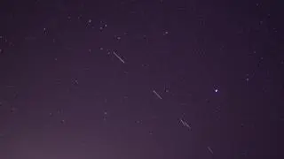 Przelot satelitów Starlink widoczny na niebie
