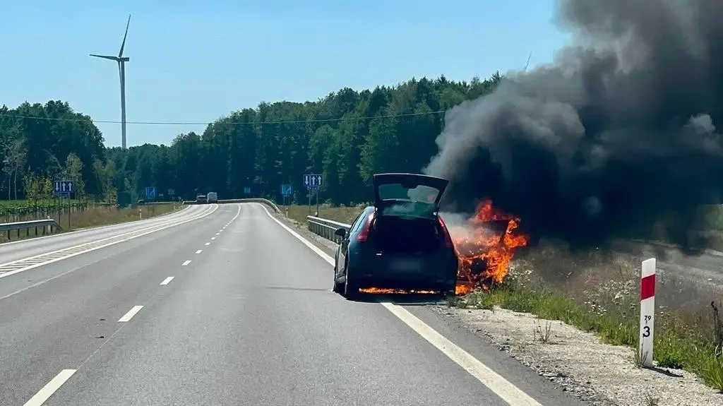 Jechał, choć jego samochód się palił