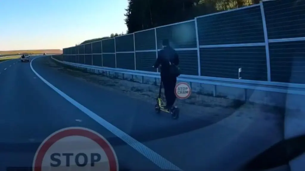 Jechał hulajnogą po S7