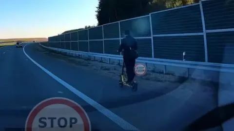 Jechał hulajnogą po S7