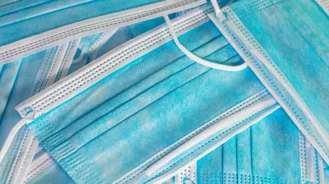 Miliony zatrzymanych na granicy maseczek i rękawic