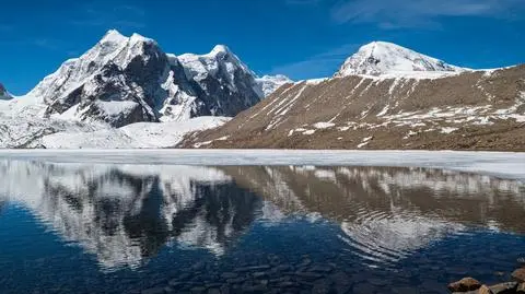 Jezioro Gurudongmar w Himalajach