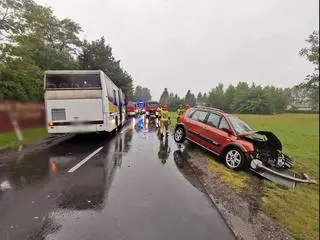 Zderzenie autobusu szkolnego z samochodem osobowym. Pięcioro dzieci uskarża się na bóle