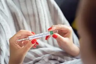 Wśród objawów może wystąpić m.in. gorączka i duszności