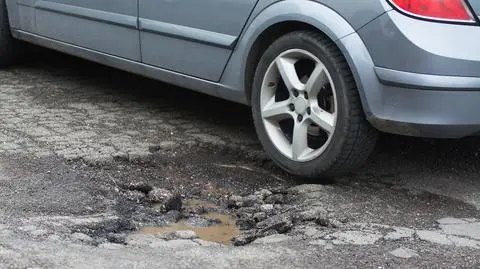 Sam załatał dziurę w drodze, dostał ogromną karę
