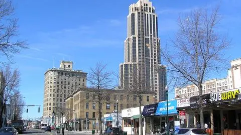 Samochód wjechał do lobby Trump Plaza w New Rochelle