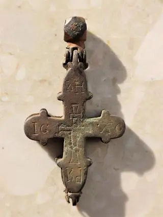 Na rewersie widać napis ИНKA, który jest "lustrzanym odbiciem" napisu НИКА. Czyli NIKA - Zwycięzca/Zwycięża