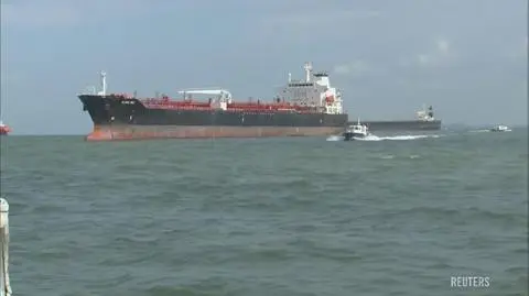 Tankowiec po zderzeniu z niszczycielem US Navy