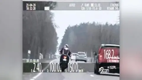 Motocyklista z dużą prędkością wyprzedził ciąg samochodów, w tym radiowóz