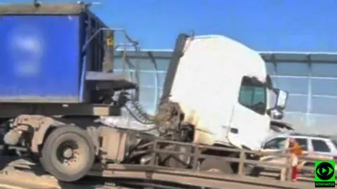 Ciężarówka przebiła bariery na A8. Uszkodziła dwa auta i zablokowała trasę