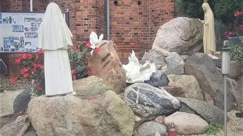 Wandal zniszczył przykościelne figury