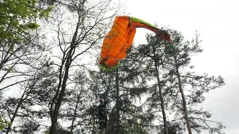 Paralotniarz utknął na drzewie. Pomogli strażacy