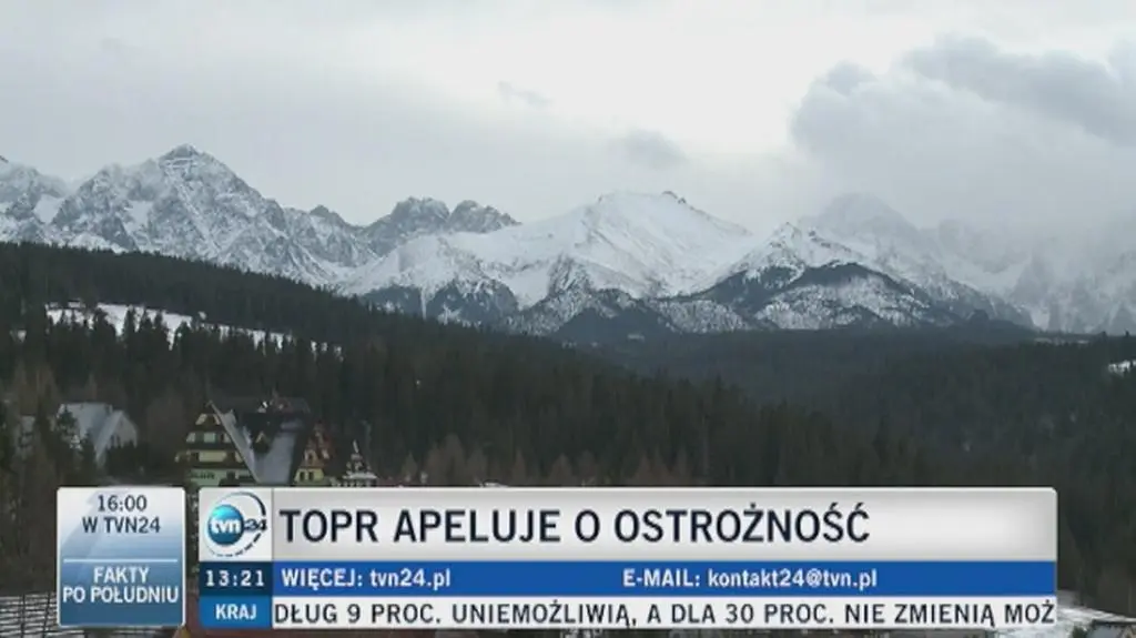 Grupa turystów utknęła na drodze z Morskiego Oka