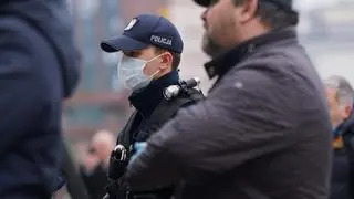Policjant w maseczce