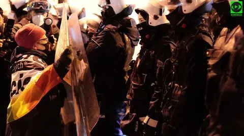 Polska Babcia zatrzymana. Poseł Szczerba: usłyszała zarzut zaatakowania policjantów tęczową torbą