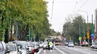 Policjanci pouczają kierowców jadących Bus pasem