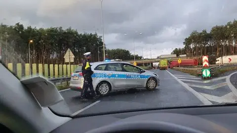 Dwa auta zderzyły się na S11. Trzy osoby ranne