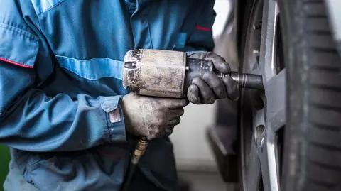 Ważne zalecenia dla kierowców. "Nie ma potrzeby czekać na pierwszy śnieg"