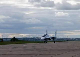 Samolot Su-30 na płycie lotniska w Kursku. Zdjęcie ilustracyjne 