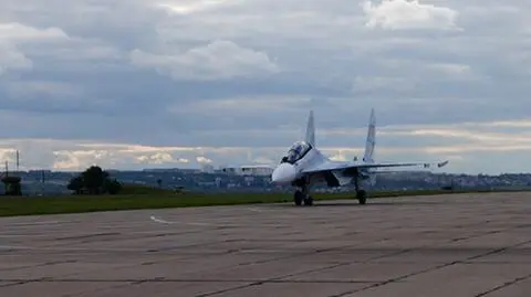 Samolot Su-30 na płycie lotniska w Kursku. Zdjęcie ilustracyjne 