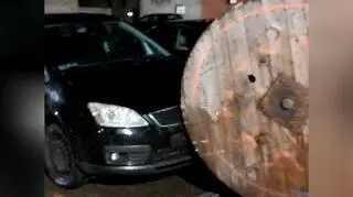 Wielka szpula po kablu toczyła się ulicami Kamieńska (woj. łódzkie)