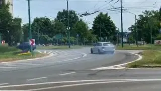 Niebezpieczny popis kierowcy na rondzie w Tychach