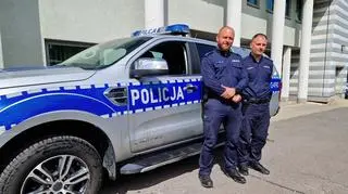 Młodszy aspirant Wojciech Dym i młodszy aspirant Kamil Lisowski pomogli rodzinie z 7-miesięcznym dzieckiem