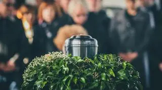 Wprowadzają "ekologiczną" formę pochówku. Czym jest kremacja wodna