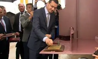 Premier Mateusz Morawiecki podczas uroczystego ułożenia stępki w 2017 roku