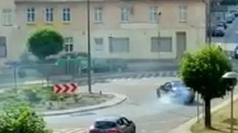 Driftował na rondzie