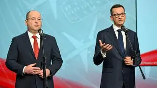 Mateusz Morawiecki i Adam Bielan podczas konferencji przy Nowogrodzkiej (zdjęcie archiwalne) 