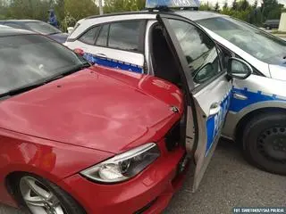 Kierowca zakończył ucieczkę, wbijając się w drzwi radiowozu