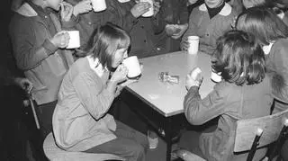 Zbiorcza Szkoła Gminna w Kampinosie, uczniowie piją mleko, 1978