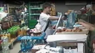 Napastnik domagał się od ekspedientek wydania pieniędzy z kasy