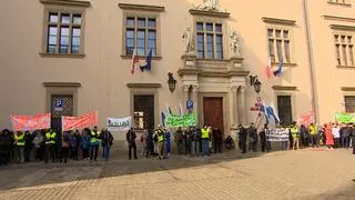 Protest przedsiębiorców przed Urzędem Miasta Krakowa