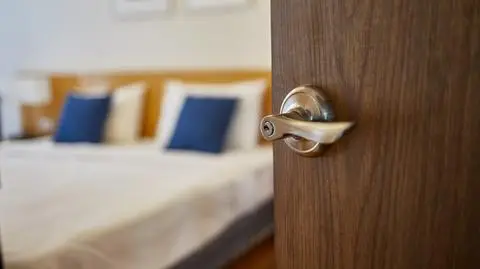 hotel pokoj shutterstock_1089877376