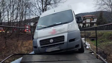 Jechał z paczkami. Pod samochodem kuriera załamał się most