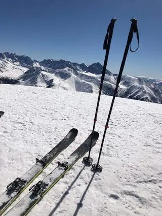 Skradzione ratownikowi medycznemu narty skiturowe to Blizzard Zero G 85 LTD o długości 178 cm z wiązaniami Marker Alpinist.