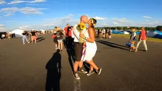 Nowożeńcy na Pol'and'Rock Festiwal