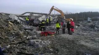 Strażacy przeszukują teren