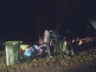 Wyrzucili śmieci na zlecenie, zauważył to mieszkaniec. Mężczyźni zostali ukarani mandatem