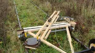 Kosiarka porusza się sama, jest napędzana elektrycznie i sterowana z pulpitu