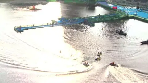 Kuriozalny falstart podczas olimpijskiego triathlonu. Zawodników goniono na pontonach