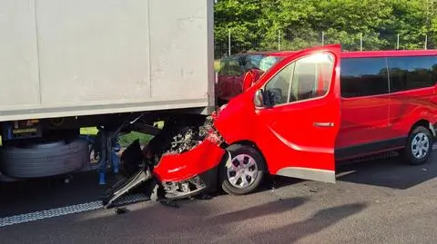 Bus wjechał w ciężarówkę. Rannych osiem osób