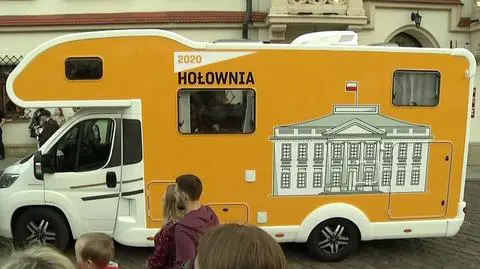 Kamper wyborczy Hołowni wjechał na krakowski rynek. Policja: kierowca ukarany mandatem