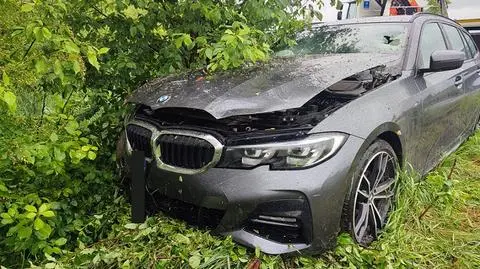 Wsiadł za kierownicę bez prawa jazdy, za to z promilami. Wjechał do rowu, samochód wezwał policję
