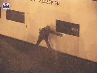 Mężczyzna został nagrany przez monitoring 