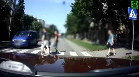 Piesi byli w połowie przejścia, kierowca się nie zatrzymał. "To było przerażające"