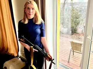 Kira Rudyk z bronią