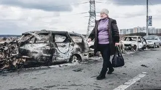 Ukrainka idąca ulicą w Irpieniu (7 marca 2022 rok)